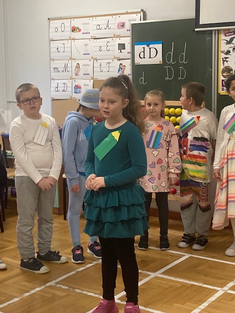 uczeń recytuje wiersz