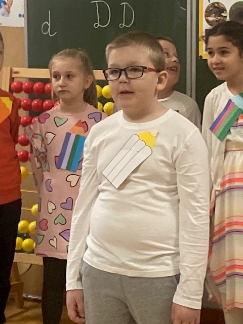 uczeń recytuje wiersz