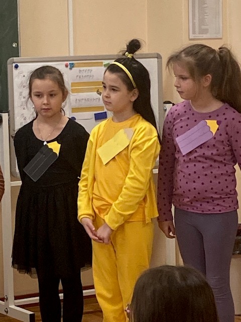 uczeń recytuje wiersz