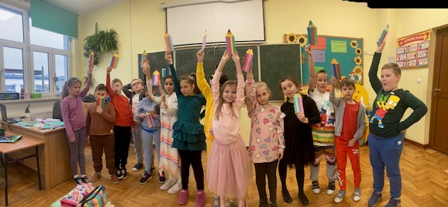 dzieci wystawiają przedstawienie młodszym kolegom