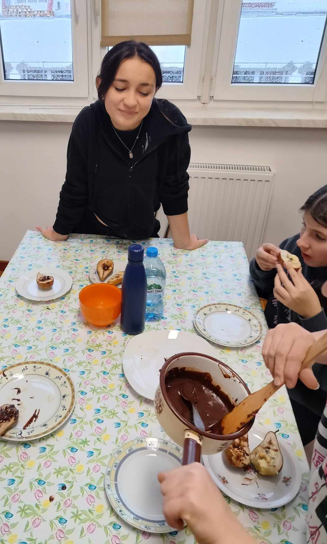 uczniowie degustują przygotowany posiłek