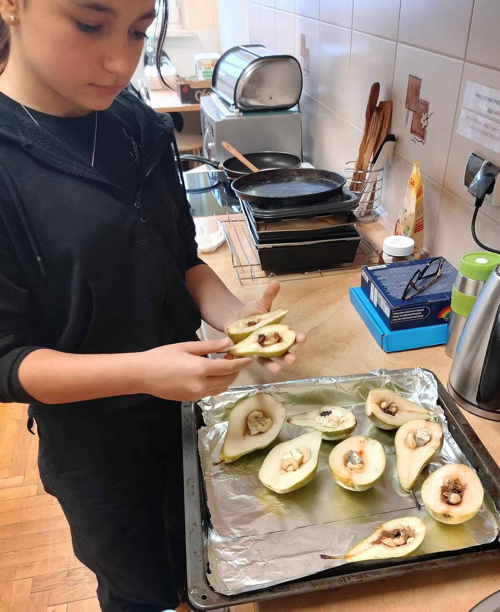 uczennica przygotowuje posiłek