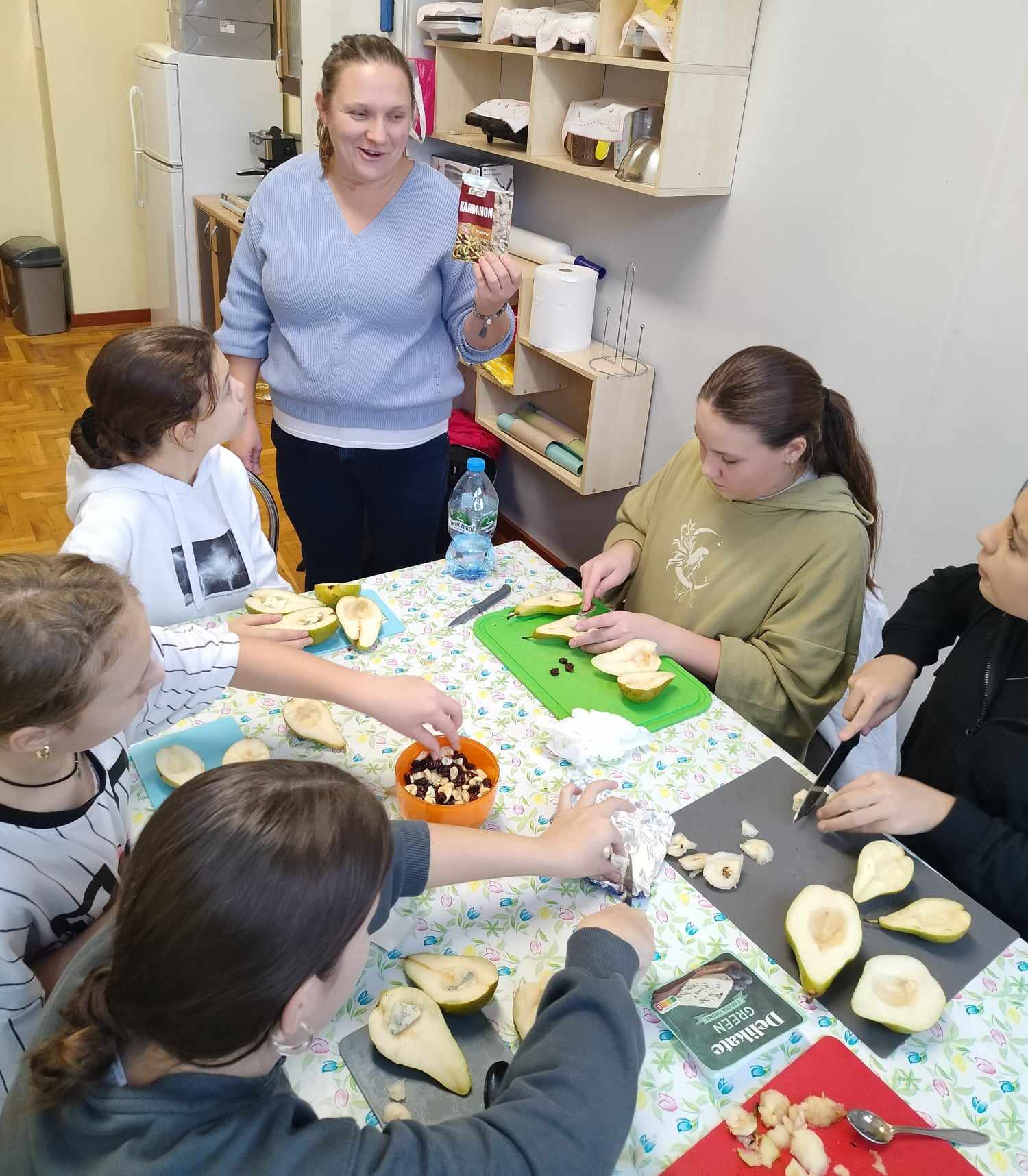 uczniowie przygotowują posiłek
