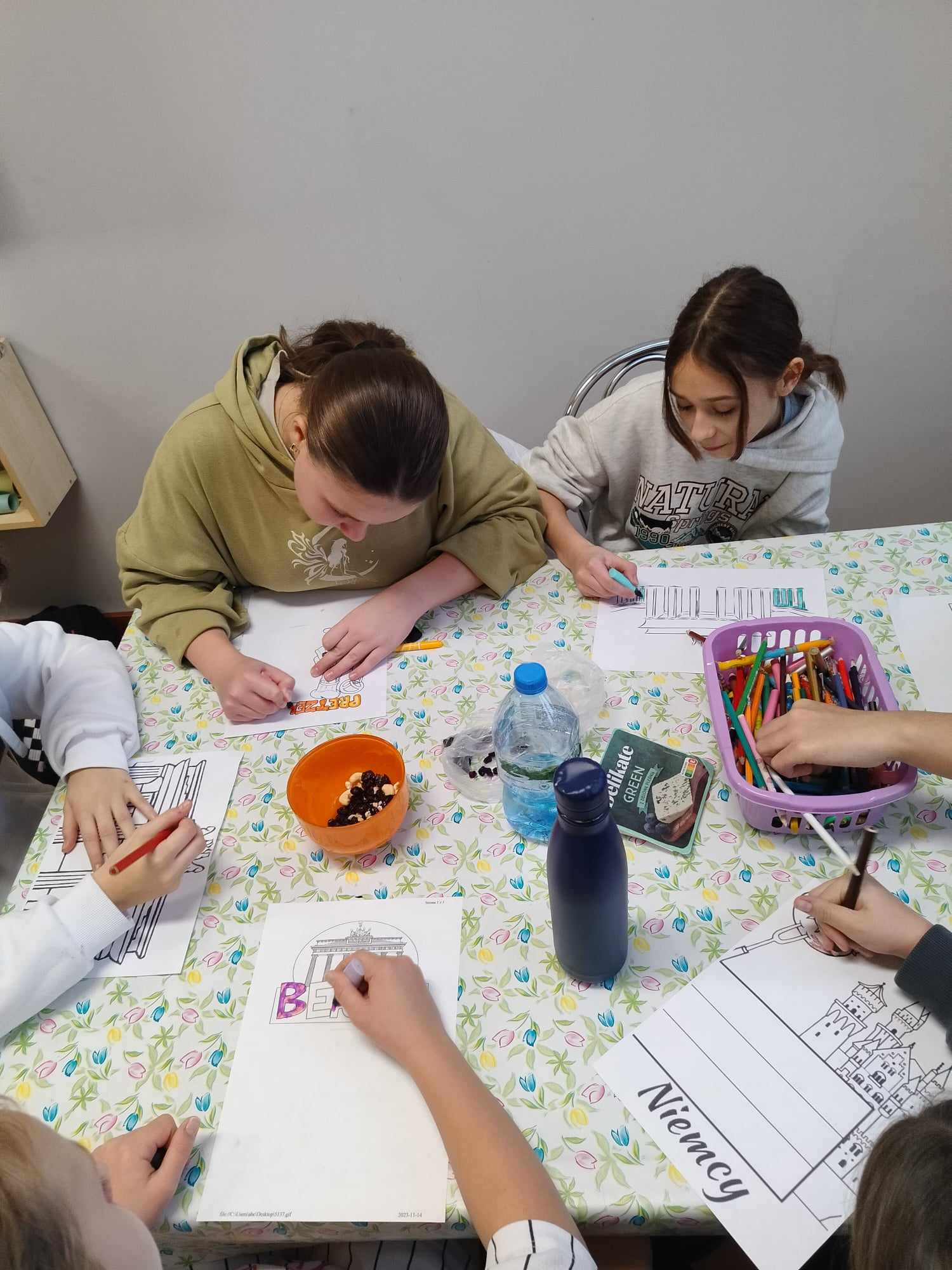 uczennice kolorują karty pracy