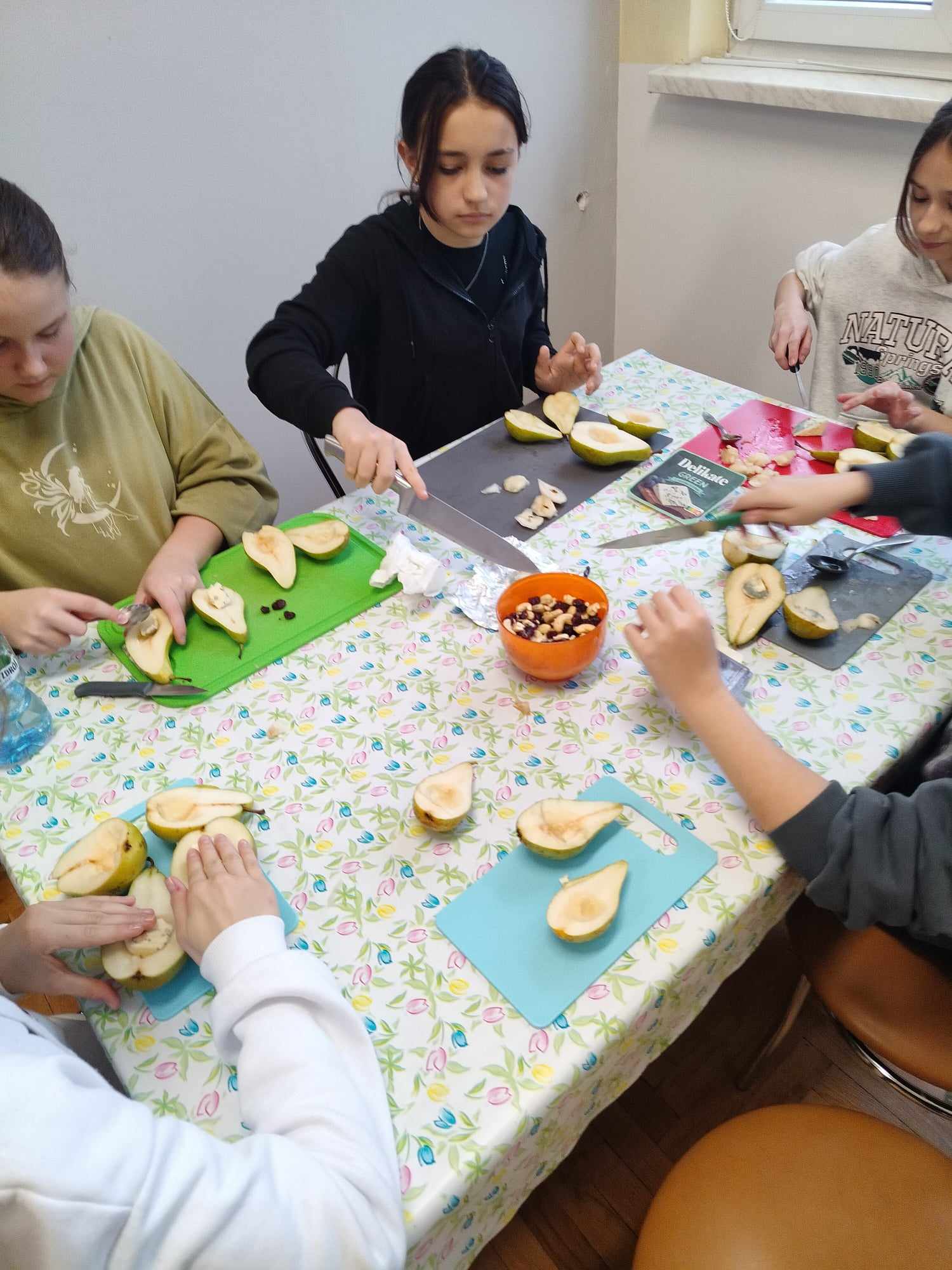 uczennice przygotowują posiłek