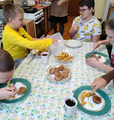 uczniowie przygotowują posiłek