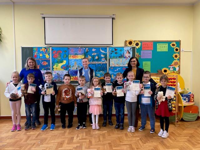 dzieci pozują do zdjęć z dyplomami