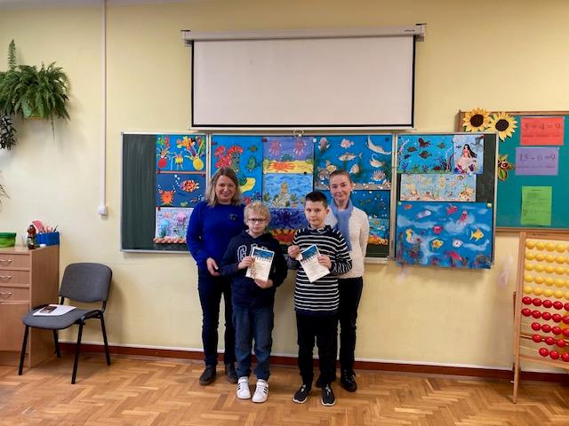 dzieci pozują do zdjęć z dyplomami