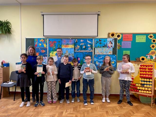 dzieci pozują do zdjęć z dyplomami