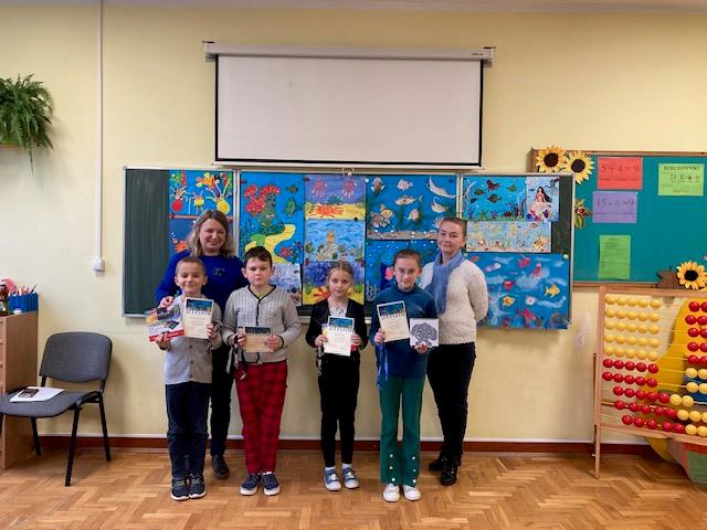 dzieci pozują do zdjęć z dyplomami