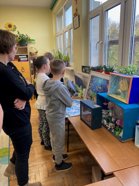 Uczniowie oglądają prace