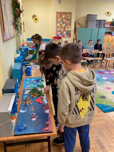 Uczniowie oglądają prace