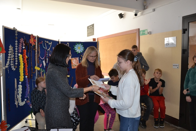 uczeń odbiera nagrodę