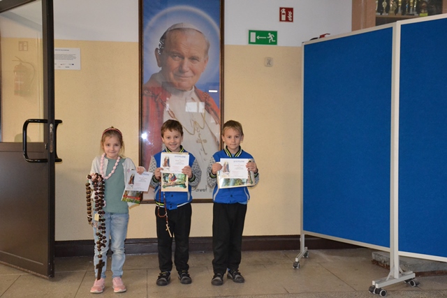 uczniowie z dyplomami