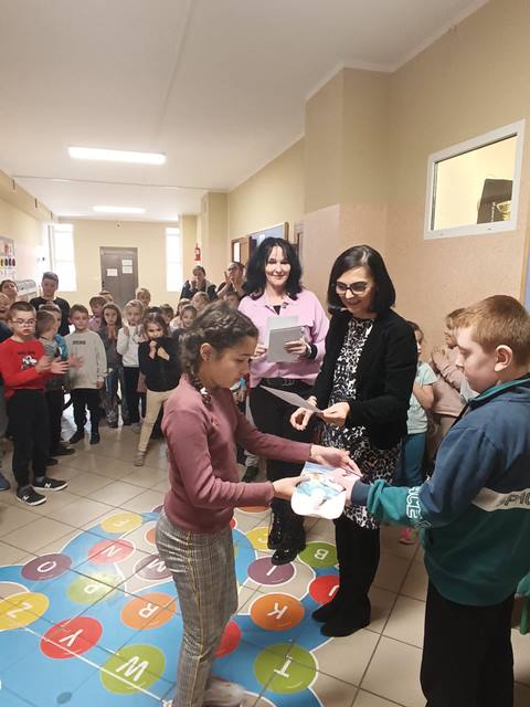 Pani Dyrektor wręcza uczennicy dyplom