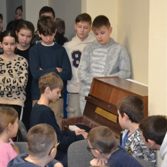 chłopiec gra na pianinie