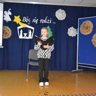 dziewczynka śpiewa