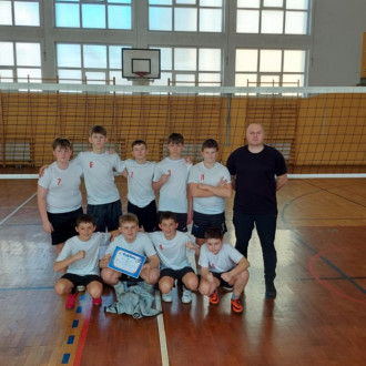 drużyna chłopców z trenerem
