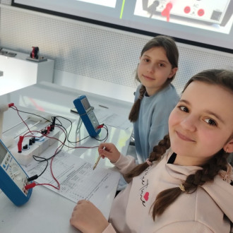 Zadowolone uczennice po wykonaniu zadania z fizyki