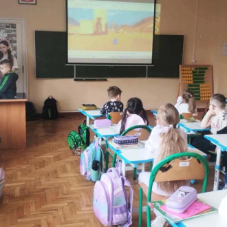 Szóstoklasiści podczas zajęć DBI