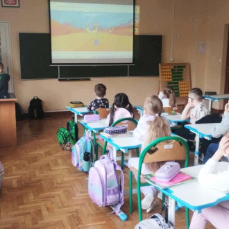 Szóstoklasiści prowadzący zajęcia dla najmłodszych na temat bezpieczeństwa w sieci