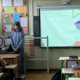 Uczennica podczas prezetacji na temat bezpieczeństwa w sieci