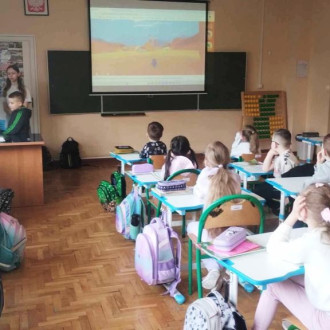 Zajęcia dla najmłodszych w wykonaniu klasy szóstej na temat bezpieczeństwa w sieci