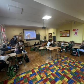 Zajęcia prowadzone przez starszych uczniów na temat bezpiecznego internetu