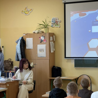 Zajęcia prowadzone przez szóstoklasistkę na temat bezpieczeństwa w internecie