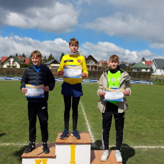 zawodnicy na podium