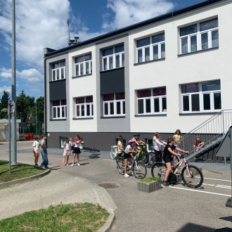 uczniowie przygotowują się do egzaminu