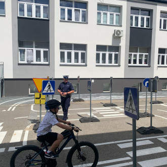 uczeń podczas jazdy na egzaminie