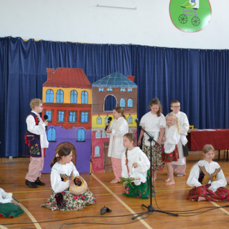 przedstawienie przygotowane przez zespól teartalny Muza z Jedenastki  (1)