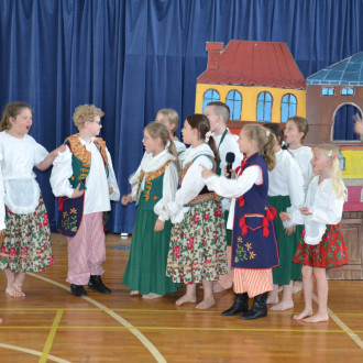 przedstawienie przygotowane przez zespól teartalny Muza z Jedenastki  (10)