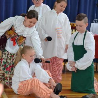 przedstawienie przygotowane przez zespól teartalny Muza z Jedenastki  (12)
