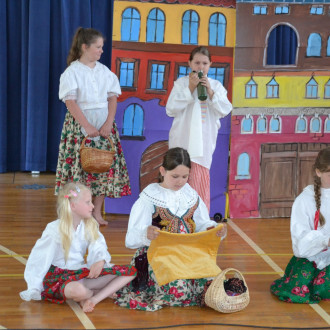 przedstawienie przygotowane przez zespól teartalny Muza z Jedenastki  (8)