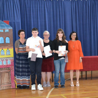 rozdanie nagród i dyplomów dla uczniów w różnych dziedzinach (11)