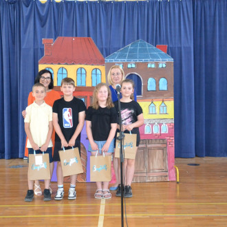 rozdanie nagród i dyplomów dla uczniów w różnych dziedzinach (12)