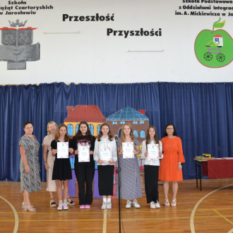 rozdanie nagród i dyplomów dla uczniów w różnych dziedzinach (3