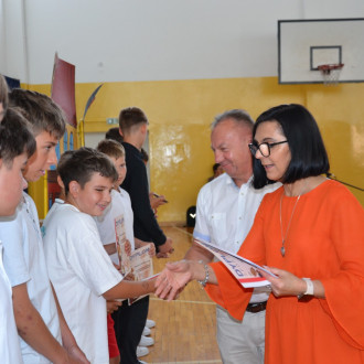 rozdanie nagród i dyplomów dla uczniów w różnych dziedzinach (5)