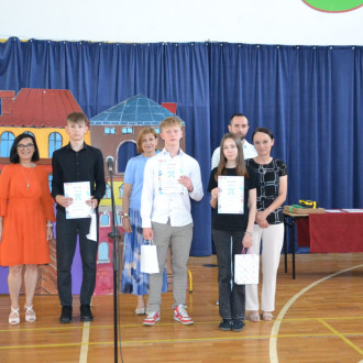 ozdanie nagród i dyplomów dla uczniów w różnych dziedzinach (9)