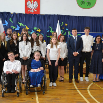 klasa 8c z dyrekcją, nauczycielami, rodzicami