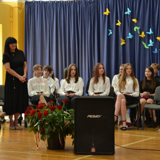 nauczyciele i uczniowie klasy 8b 