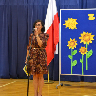 pani dyrektor szkoły przemawia