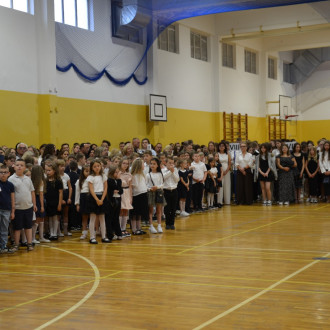 uczniowie szkoły podczas rozpoczęcia roku szkolnego