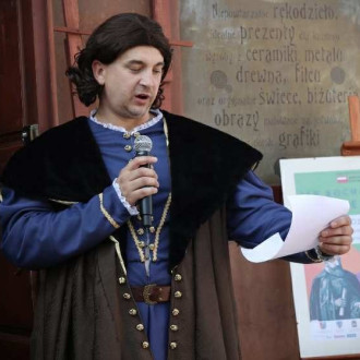 mężczyzna czyta