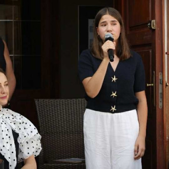 uczennica recytuje poezję