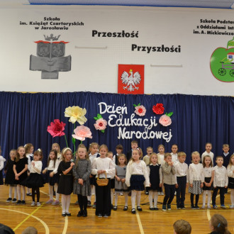występujący składają życzenia nauczycielom