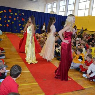 dzieci podczas pokazu