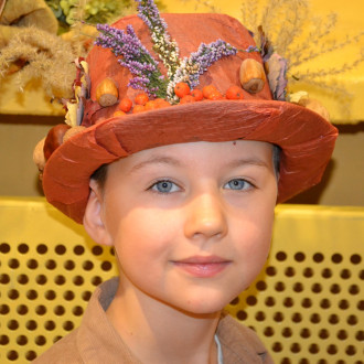 chłopiec z kapeluszem